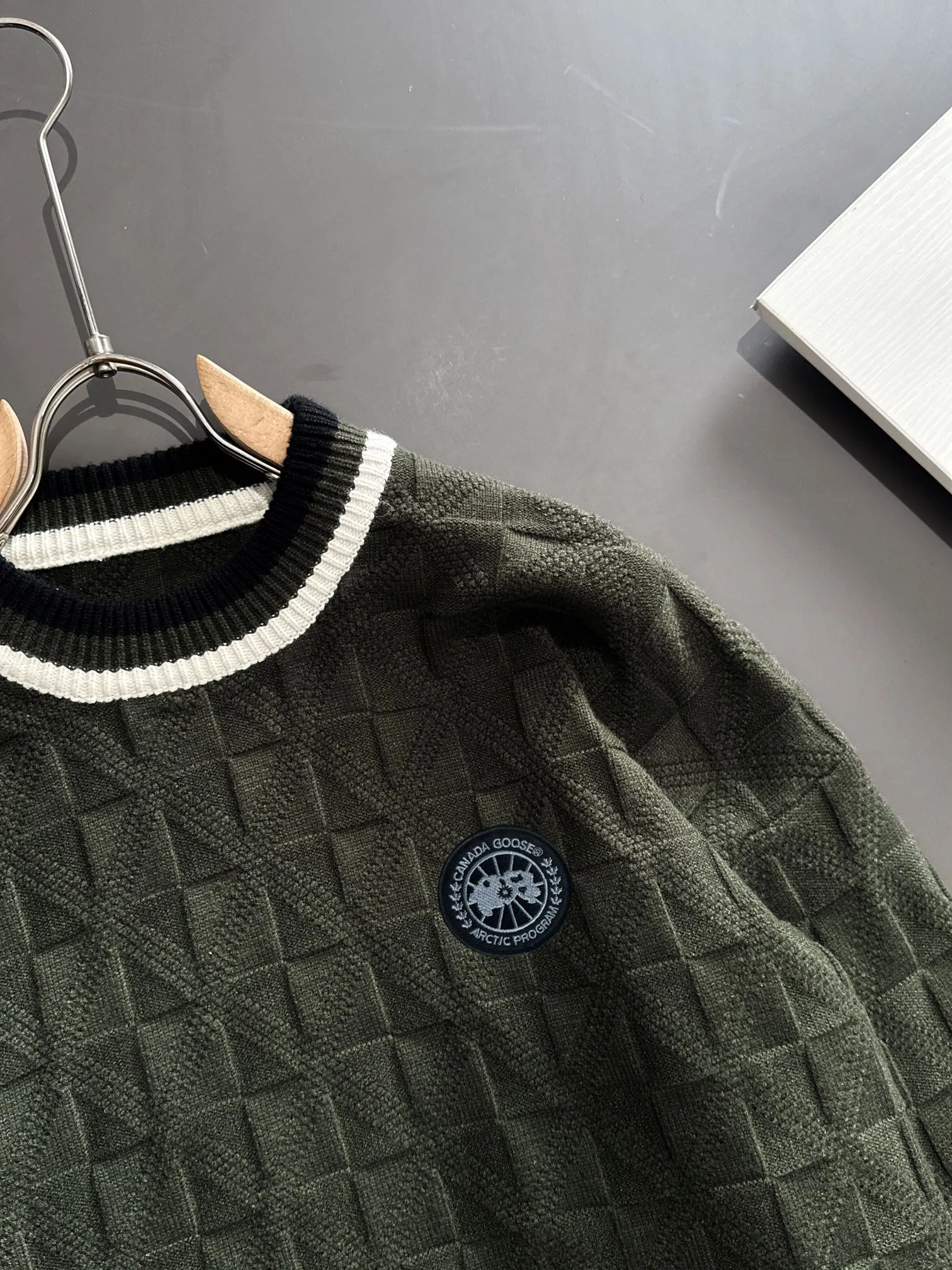 Next day shipping P360 Big Goose 2025 official website latest autumn and winter sweaters, popular models are on sale at the same time at the counter! Specially made of wool blended fabric. It feels comfortable and can be directly in contact with the skin. The logo badge is exquisitely embroidered, which is extremely eye-catching! The details highlight the fashionable charm of big brands. Exquisite workmanship. Three-dimensional cutting style. The wearing effect is invincible and handsome! All three standards are complete! Size: M-3XL